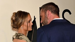 Alih-alih canggung, keduanya justru tampak akrab dan tersenyum lepas, seperti dua orang yang belum bisa benar-benar move on. Foto: Getty Images/Slaven Vlasic