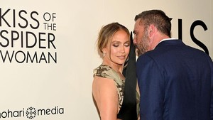 Pasangan yang pernah jadi simbol cinta Hollywood itu kembali jadi sorotan publik saat tampil bersama di pemutaran perdana Kiss of the Spider Woman di New York, 6 Oktober 2025. Foto: Getty Images/Slaven Vlasic