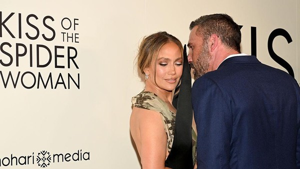 Foto: J.Lo dan Ben Affleck Tampil Bersama di Red Carpet, Perdana Usai Cerai