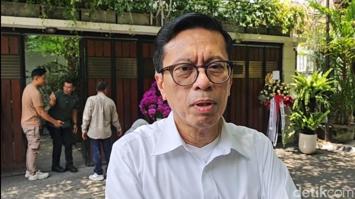 Wakil Ketua Umum Jokowi Mania (Joman), Andi Azwan menemui Presiden ke-7, Joko Widodo (Jokowi) di Sumber, Banjarsari, Selasa (7/10/2025).