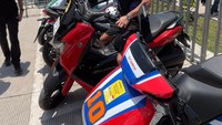 Sementara Fabio Quartararo memilih menggunakan Yamaha Nmax Neo berwarna merah. Foto: Luthfi Anshori/detikOto