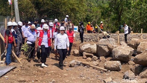 Dirjen Perikanan Tangkap, Kementerian Kelautan dan Perikanan Komjen Pol Lotharia Latif saat melihat progres pembangunan Kampung Nelayan Merah Putih di Desa Seraya Timur, Karangasem, Selasa (7/10/2025).