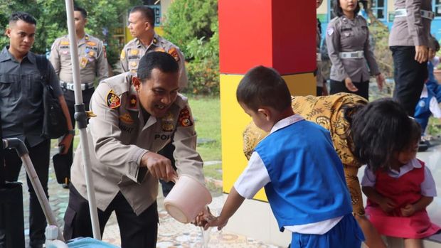 Kapolres Dumai AKBP Angga F Herlambang mengajak anak-anak TK menanam pohon.