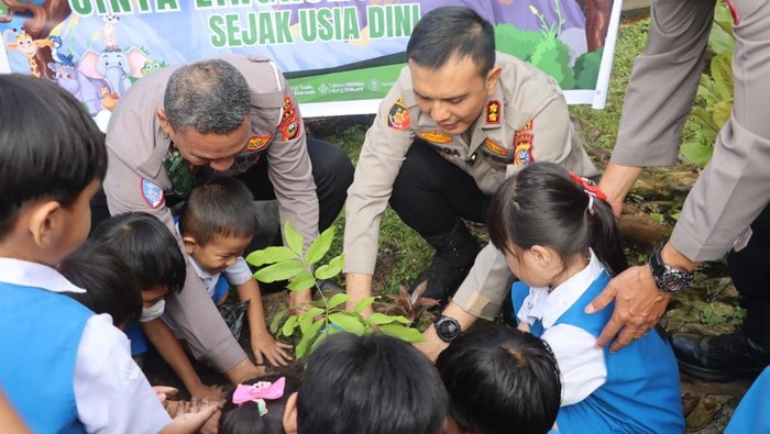 Kapolres Dumai AKBP Angga F Herlambang mengajak anak-anak TK menanam pohon.
