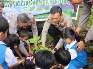 Gerakan Cinta Lingkungan Tumbuh di Dumai, Kapolres Ajak Anak TK Tanam Pohon