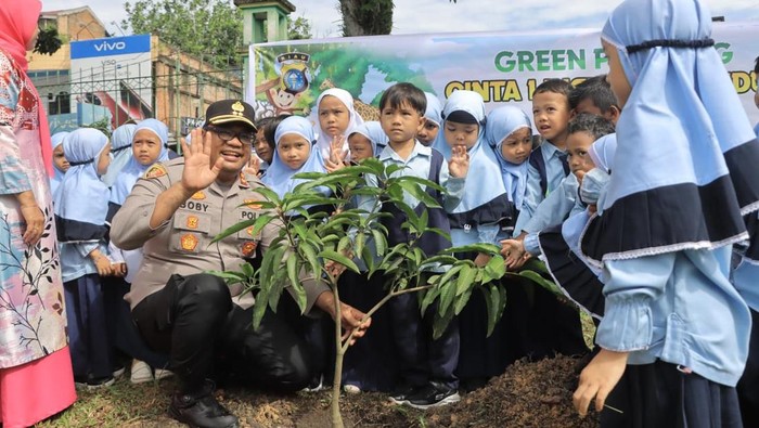Kapolres Kampar AKBP Boby Putra Ramadhan Sebayang turun langsung mengajak anak-anak TK tanam pohon.