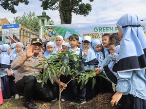 Kapolres Kampar Ajarkan Anak TK Cinta Lingkungan, Tanam Pohon
