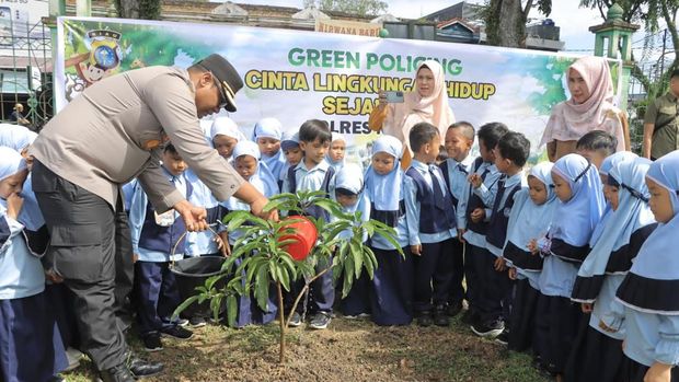 Kapolres Kampar AKBP Boby Putra Ramadhan Sebayang turun langsung mengajak anak-anak TK tanam pohon.