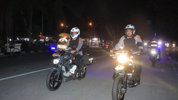 Kapolres Kampar AKBP Boby Ramadhan Putra Sebayang memimpin patroli Tim Raga pantau keamanan.