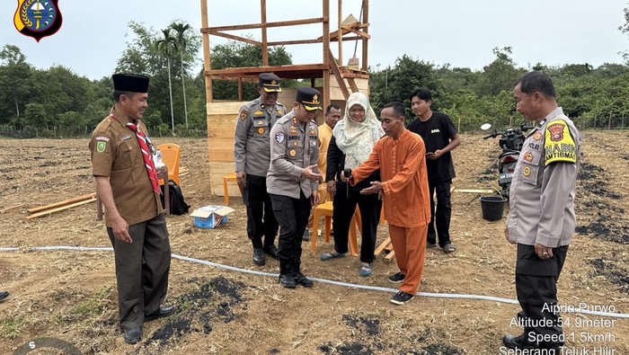 Kapolres Kuansing AKBP R Ricky Pratidingrat melakukan pengecekan tahan untuk kesiapan penanaman jagung serentak