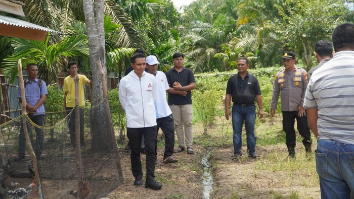 Kapolres Rohul AKBP Emil Eka Putra mengecek kesiapan lahan untuk penanaman jagung serentak, Minggu (5/10/2025).