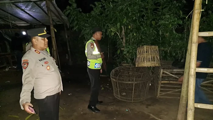 Kapolsek Kalipare AKP Basuki Iriyanto, bersama Unit Reskrim mendatangi lokasi yang dilaporkan sebagai arena sabung ayam di Dusun Singkil, Desa Kalirejo, Kalipare, Malang. Sebelumnya Polres Malang menerima aduan dari masyarakat melalui hotline 110 terkait ini.