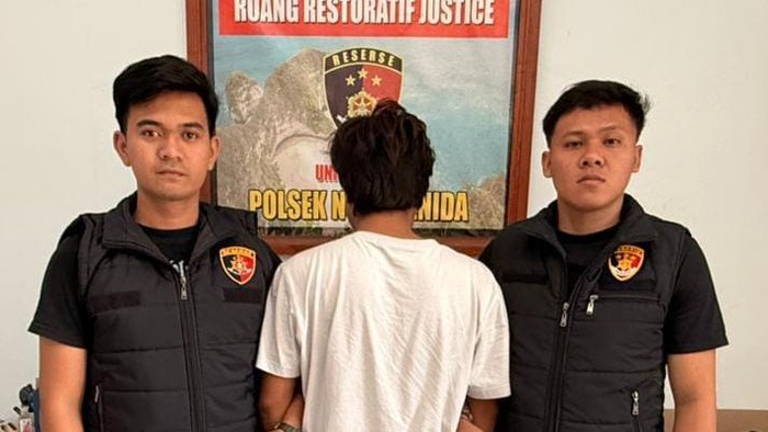 IKAP (18) diamankan di Polsek Nusa Penida seusai mencuri uang tunai turis Slovakia di sebuah bungalo di Nusa Penida.