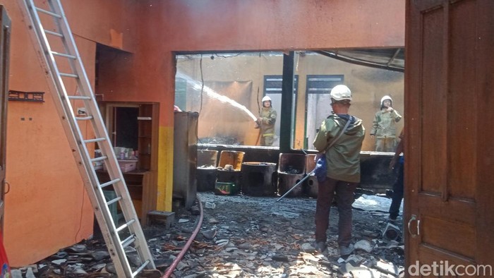 Kebakaran di ruko Desa Troketon, Kecamatan Pedan, Klaten, Selasa (7/10/2025).