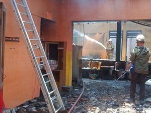 Kebakaran Hanguskan Ruko-Mobil di Pedan Klaten, 1 Orang Luka Bakar