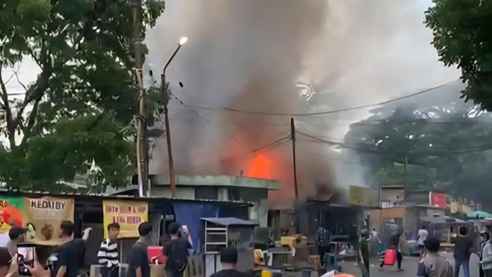 Kebakaran warung nasi di depan kampus Telkom University, Jalan Sukabirus, Kecamatan Dayeuhkolot, Selasa (7/10/2025)