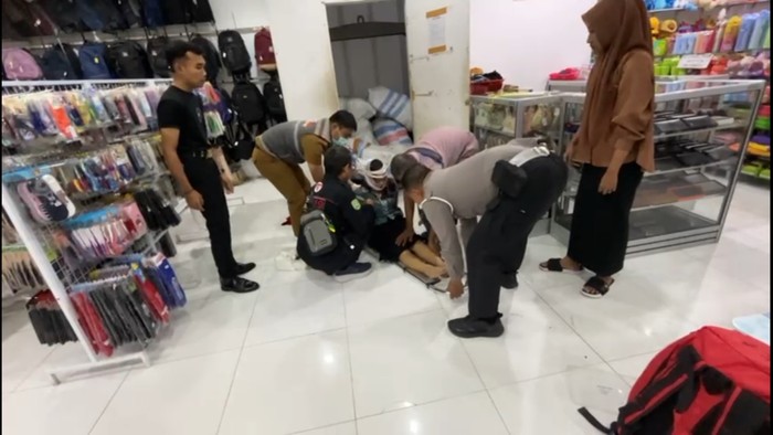 Evakuasi karyawan toko pakaian di Trenggalek yang tertimpa lift barang