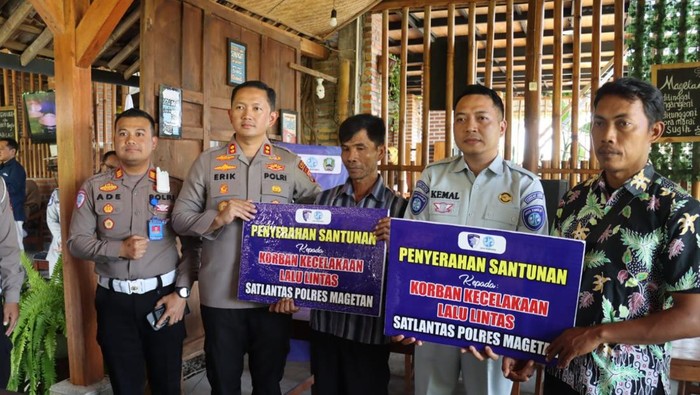 Santunan keluarga korban kecelakaan pedangdut Cantika Davinca