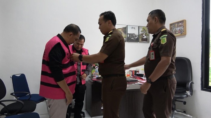 Kedua tersangka dugaan korupsi PMI digiring ke sel tahanan .