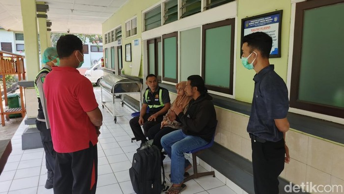 Keluarga memastikan ciri-ciri jenazah korban KMP Tunu Pratama Jaya yang dititiokan di Kamar Jenazah RSU Negara, Kabupaten Jembrana, Bali, Selasa (7/10/2025).