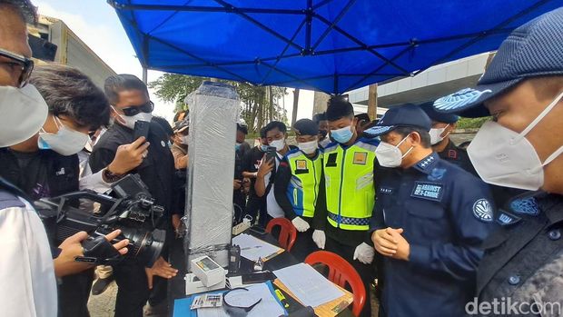 Kendaraan keluar Cikande harus bebas radiasi. (Arief/detikcom)