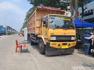 Pintu Keluar Kawasan Industri Cikande Dijaga Gegana, Truk Harus Bebas Radiasi