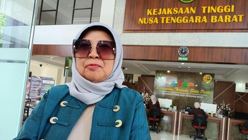 Ketua DPRD NTB, Baiq Isvie Rupaeda ditemui di lobi Kejati NTB usai diperiksa penyidik pidana khusus, Selasa (7/10/2025). (Abdurrasyid Efendi/detikBali)