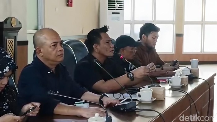 Ketua Komisi IV DPRD Bone Andi Muh Salam saat rapat kerja bersama Disdik, BKAD, Inspektorat, dan K3S.