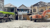 Sementara itu dari pantauan detikJatim, saat ini area ambruknya Ponpes Al Khoziny telah rata dengan tanah. Dua ekskavator dan satu crane masih berada di lokasi.