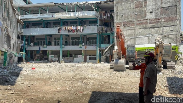 Kondisi bangunan ambruk di Ponpes Al Khoiny sudaj rata dengan tanah, Selasa (9/10/ 25).