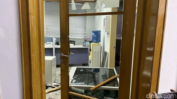 Kondisi kantor PT Timah Tbk yang rusak akibat unjuk rasa.