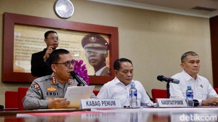 Konferensi pers soal kasus dugaan korupsi proyek PLTU di Mempawa, Kalbar.