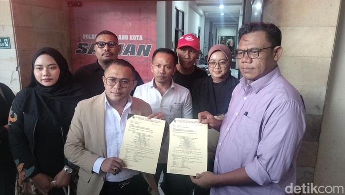 Kuasa hukum Yai Mim saat beri keterangan kepada media