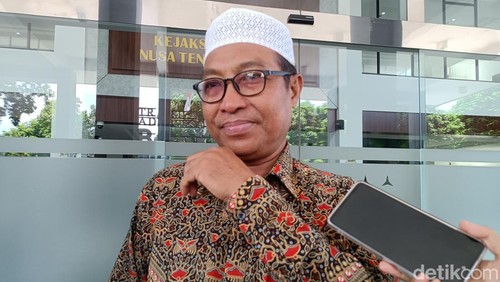 Lalu Khairil Azmi usai diperiksa diperiksa penyidik pidana khusus Kejati NTB, Selasa (7/10/2025). (Foto : Abdurrasyid Efendi/detikBali).
