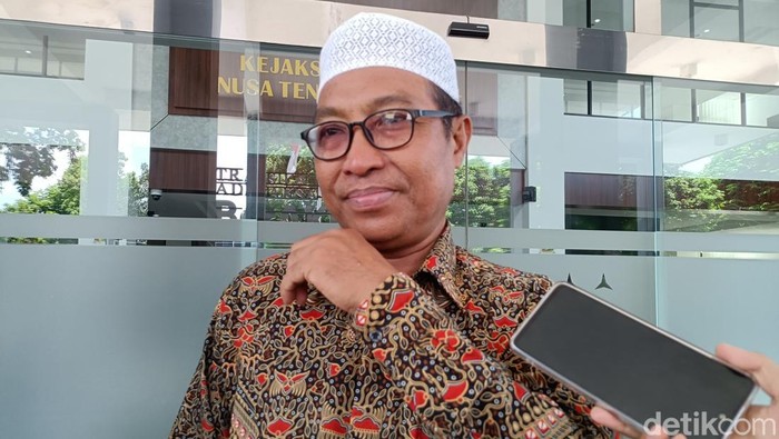 Lalu Khairil Azmi usai diperiksa diperiksa penyidik pidana khusus Kejati NTB, Selasa (7/10/2025). (Foto : Abdurrasyid Efendi/detikBali).