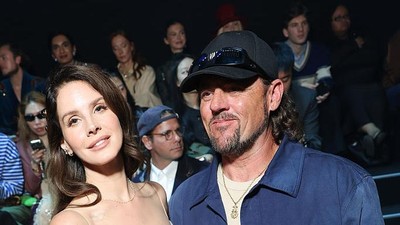 Momen Langka Lana Del Rey Ajak Suami yang Pawang Buaya ke Paris Fashion Week