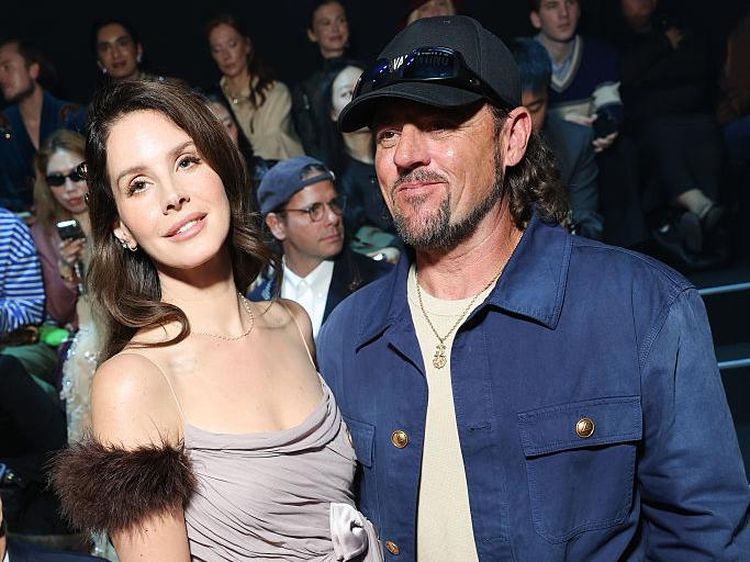 Momen Langka Lana Del Rey Ajak Suami yang Pawang Buaya ke Paris Fashion Week