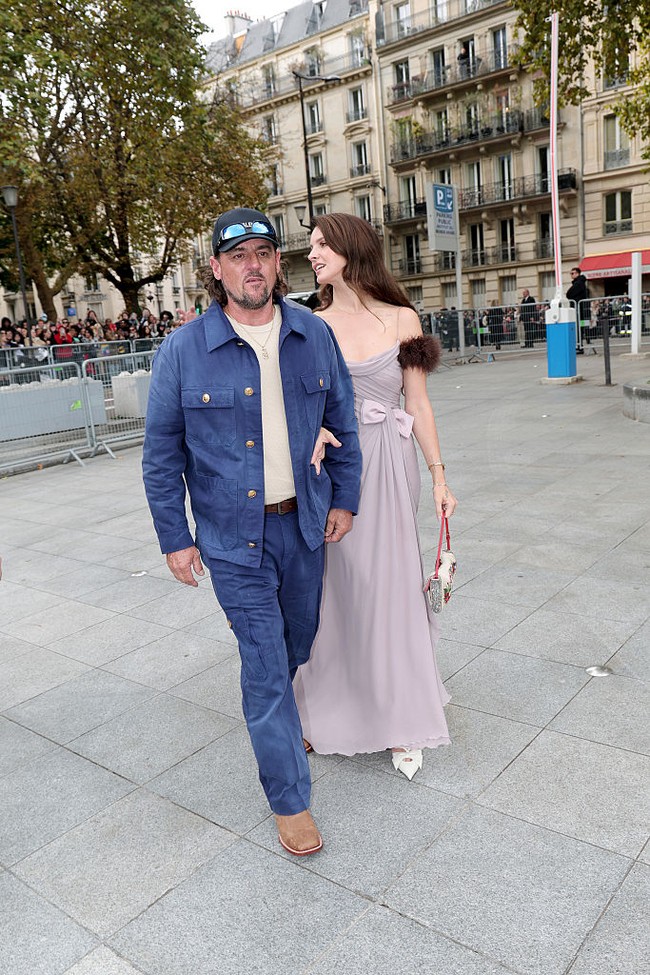 Mereka terlihat bergandengan tangan mesra, menunjukkan kemesraan di depan publik untuk pertama kalinya sejak menikah pada September 2024 lalu.  Foto: Getty Images for Valentino/Jacopo M. Raule