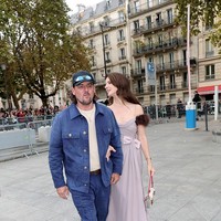 Mereka terlihat bergandengan tangan mesra, menunjukkan kemesraan di depan publik untuk pertama kalinya sejak menikah pada September 2024 lalu.  Foto: Getty Images for Valentino/Jacopo M. Raule