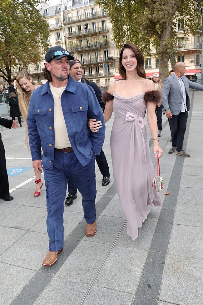 Lana Del Rey mencuri perhatian publik saat tampil di Paris Fashion Week bersama sang suami, Jeremy Dufrene, seorang pemandu wisata sekaligus pawang buaya aligator asal Louisiana. Penampilan ini menjadi momen langka bagi pasangan tersebut yang dikenal sangat menjaga privasi hubungan mereka. Foto: Getty Images for Valentino/Jacopo M. Raule