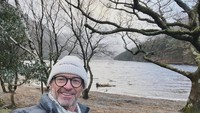 Foto selfienya menikmati keindahan Dublin, Irlandia.