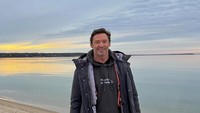 Gayanya saat menikmati pagi di tepi pantai. Hugh Jackman tak merinci lokasi pantai cantik ini.