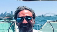 Lihat nih selfienya menikmati laut kampung halamannya, Australia.