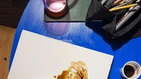Seniman yang pernah menempuh pendidikan di Akademi Seni Rupa Bologna juga sempat membuat lukisan kopi menarik. Tangannya mampu membuat seduhan kopi itu membentuk lukisan Girl with a Pearl Earring karya Johannes Vermeer. Foto: Instagram/@bernardelli