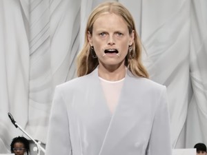 Maison Margiela Bikin Heboh di Paris Fashion Week, Model Pakai Corong Mulut