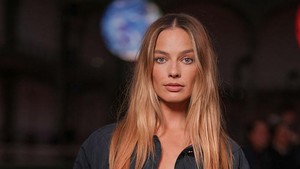 Margot Robbie tampil dengan outfit super berani, bra hitam mungil dipadu jaket bomber yang sengaja dibiarkan terbuka lebar. Foto: Corbis via Getty Images/Stephane Cardinale - Corbis