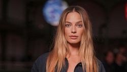 Margot Robbie Keren Pakai Bra Mini dan Jaket Terbuka! Margot Robbie Keren Pakai Bra Mini dan Jaket Terbuka!