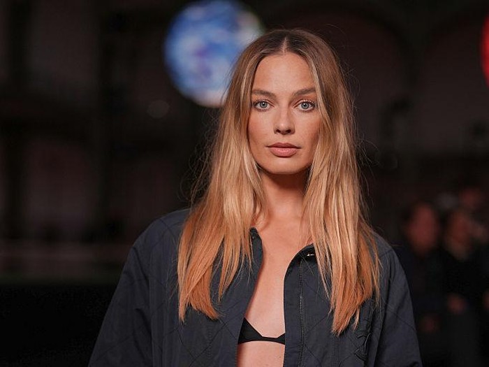 PARIS, FRANCE - OCTOBER 06: (EDITORIAL USE ONLY - For Non-Editorial use please seek approval from Fashion House) Margot Robbie attends the Chanel Womenswear Spring/Summer 2026 show as part of Paris Fashion Week on October 06, 2025 in Paris, France. (Photo by Stephane Cardinale - Corbis/Corbis via Getty Images)