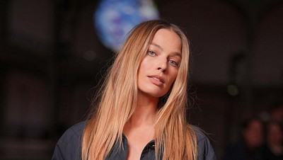 Margot Robbie Keren Pakai Bra Mini dan Jaket Terbuka!