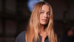 Margot Robbie Keren Pakai Bra Mini dan Jaket Terbuka!